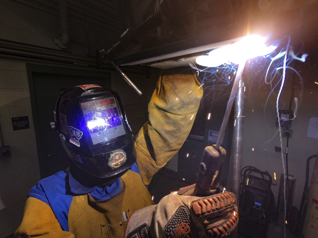 Equipo técnico de INCAMET PERÚ fabricando carrocerías metálicas en su taller de Puente Piedra, Lima